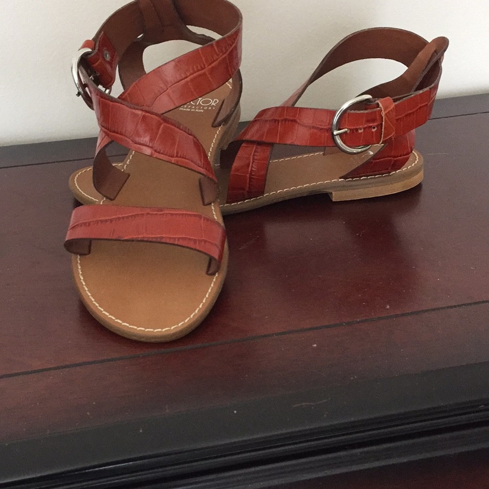 NWT Victor Italian leather NWOT low heel sandals size 8
